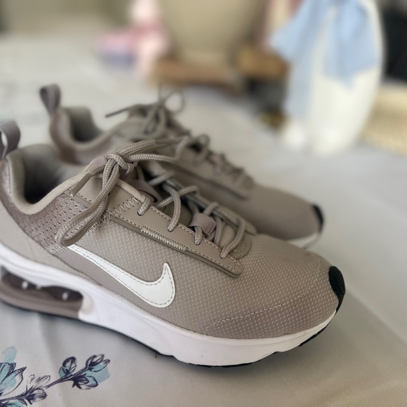 Nike AirMax Sz 5.5 - Picture 3 of 11